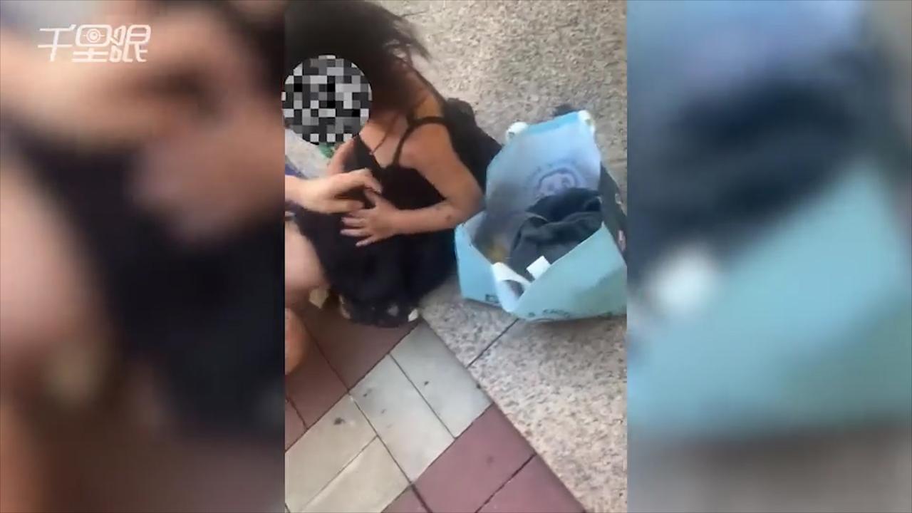 小女孩被父亲遗弃在店铺门口 知情人：同一天被丢弃2次_新浪新闻