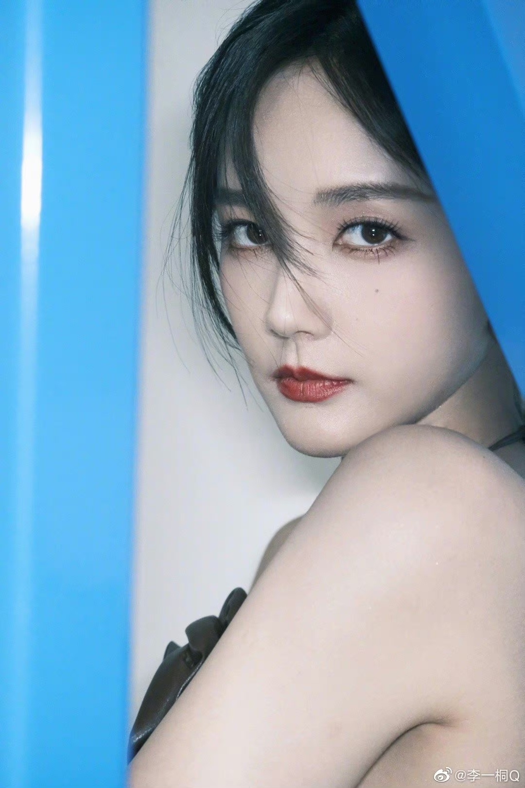李一桐今日营业照也太美了吧,姐姐的肩胛骨和锁骨都好明显啊……|李一桐|肩胛骨|锁骨_新浪新闻