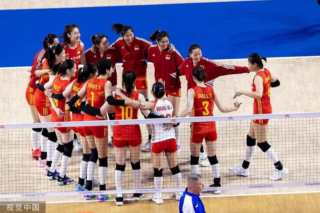 中國女排賽後慶祝勝利。