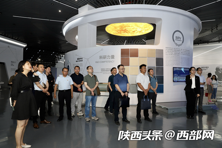 记者、专家一行参观隆基绿能智慧展厅。