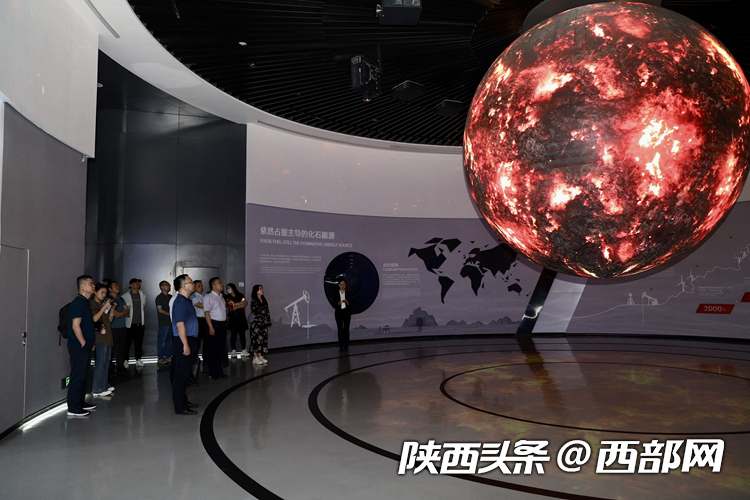 记者、专家一行参观隆基绿能智慧展厅。