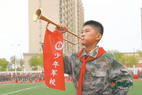 内蒙古鄂尔多斯市东胜区景宁实验小学少年军校军乐队队员吹响军号。蒋世伟、杨建荣摄