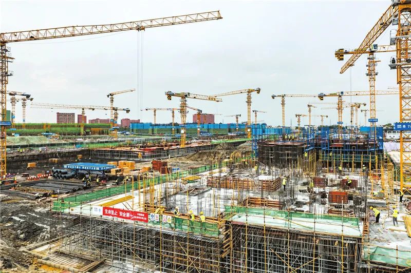 6月12日,航拍椰青园S02、S03地块项目现场,塔吊林立,施工人员正在加紧施工。苏弼坤 摄