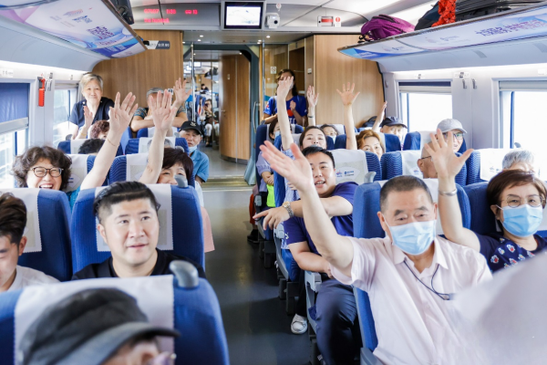 旅客搭乘中国太保冠名亚运专列前往杭州