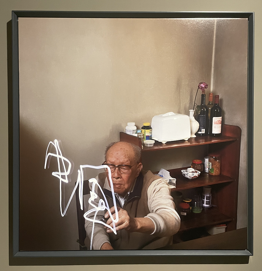 他拍到尼克松给记者送啤酒，还有戈尔巴乔夫的惊世演讲