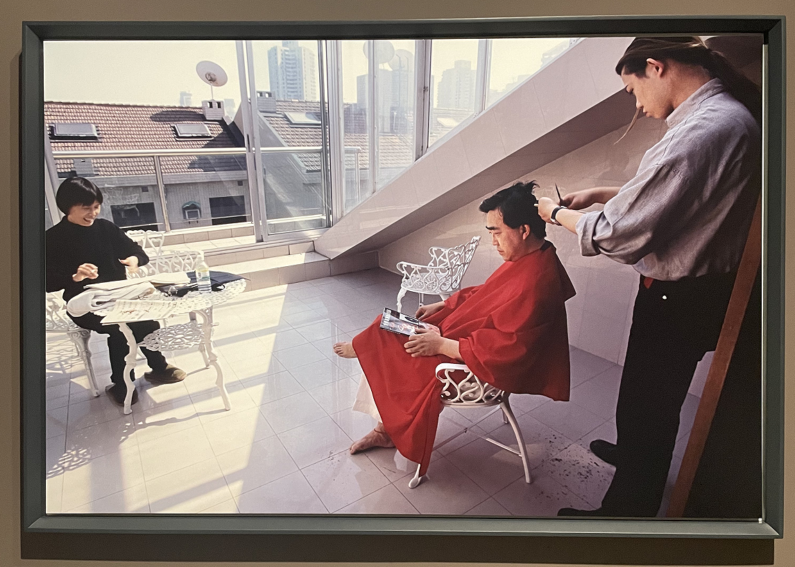 他拍到尼克松给记者送啤酒，还有戈尔巴乔夫的惊世演讲