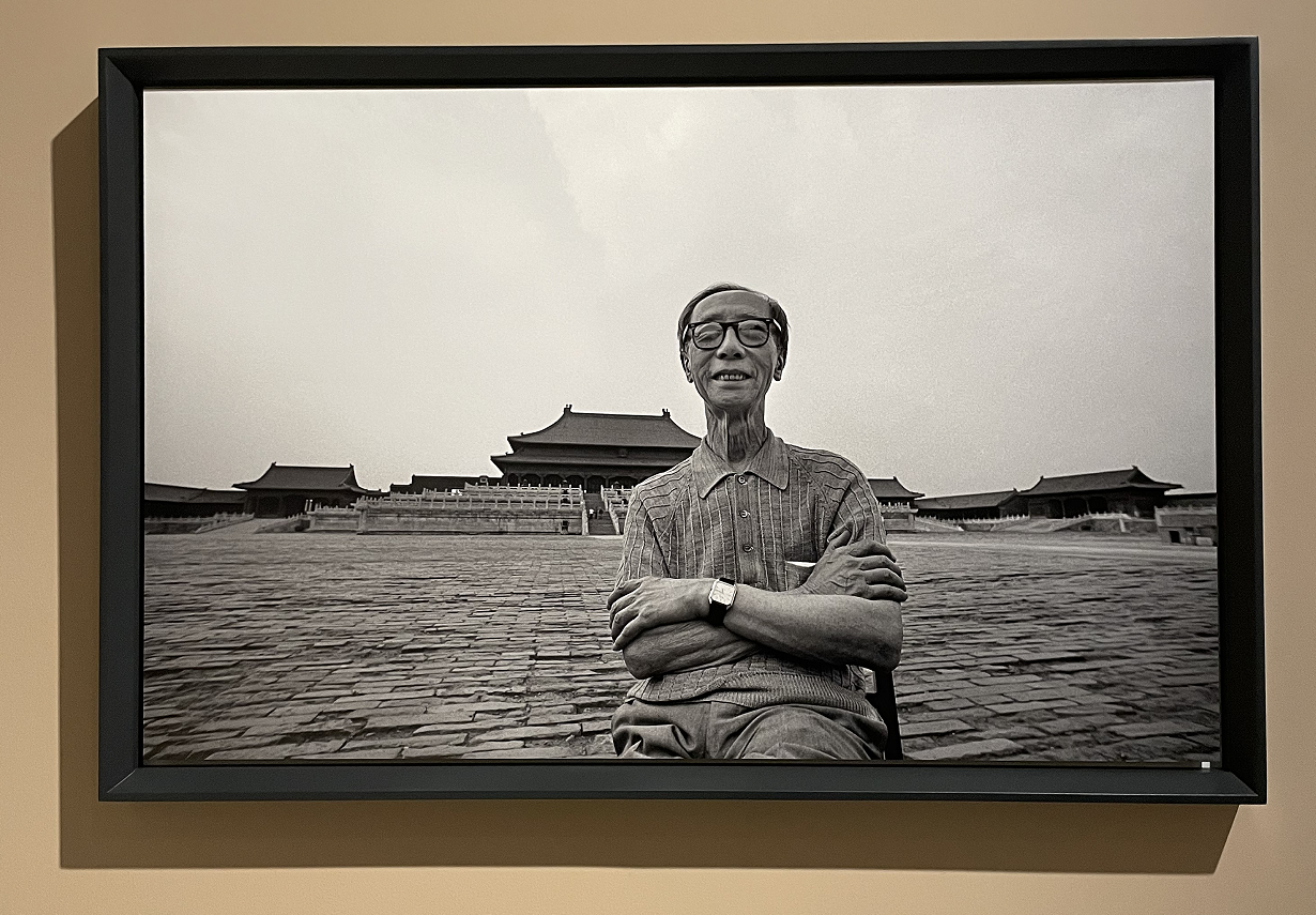 他拍到尼克松给记者送啤酒，还有戈尔巴乔夫的惊世演讲