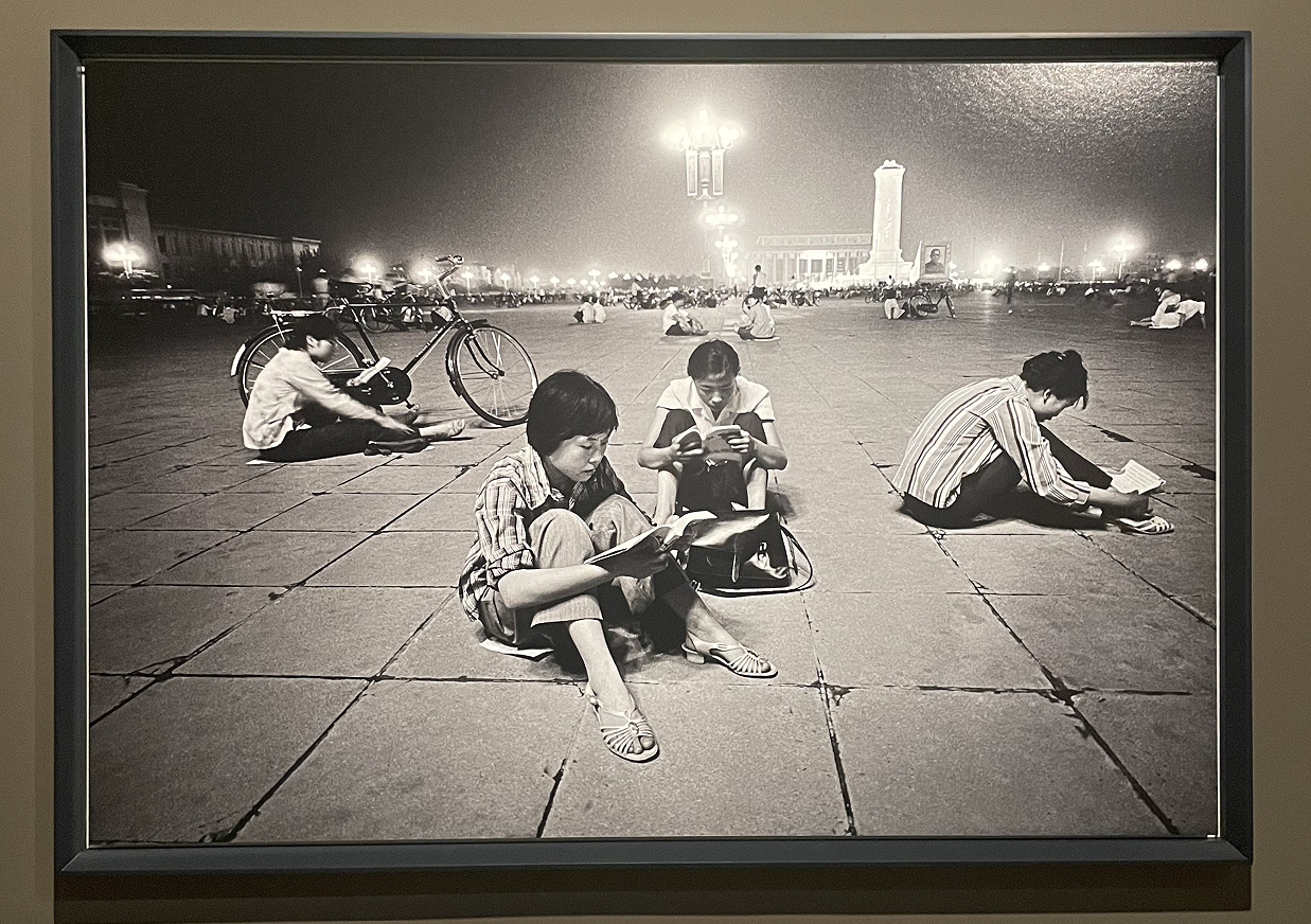 他拍到尼克松给记者送啤酒，还有戈尔巴乔夫的惊世演讲