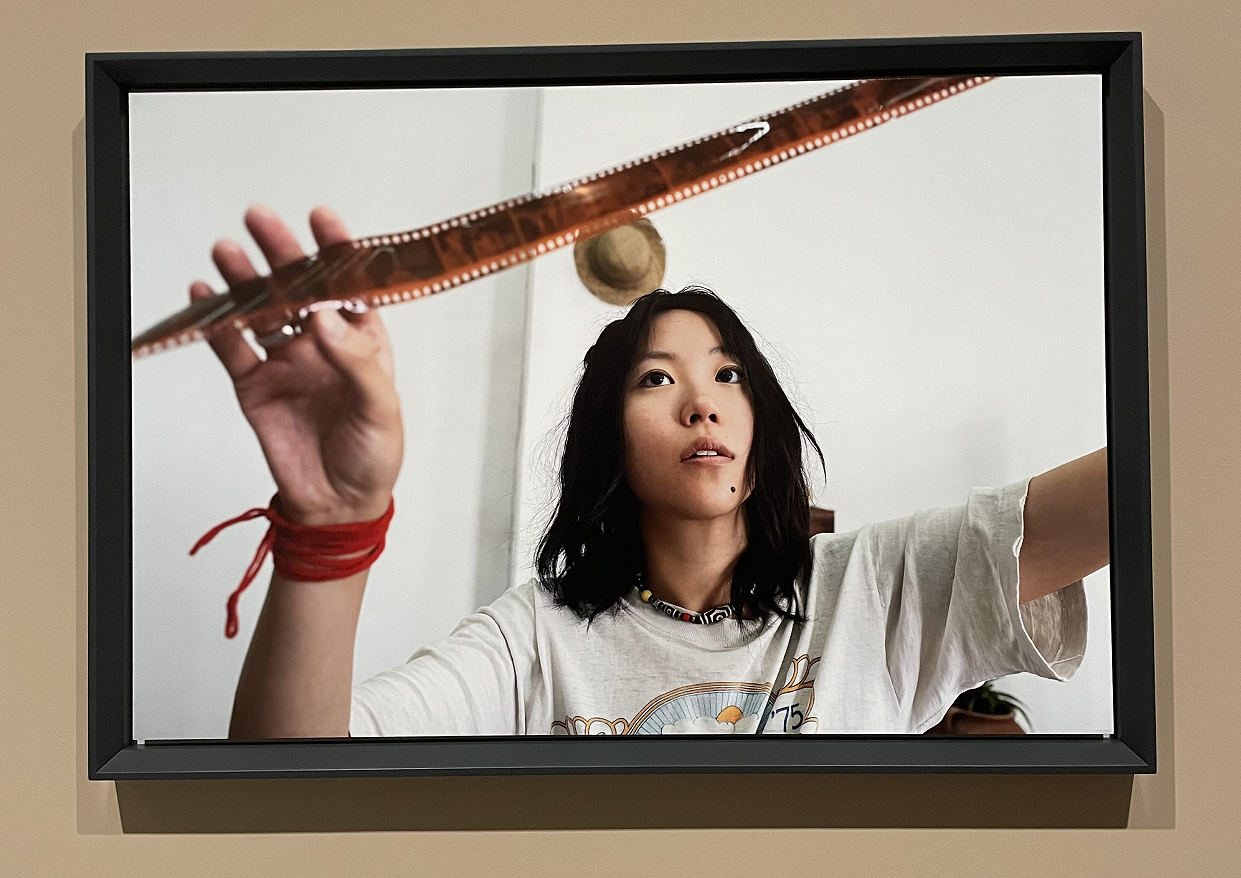 他拍到尼克松给记者送啤酒，还有戈尔巴乔夫的惊世演讲