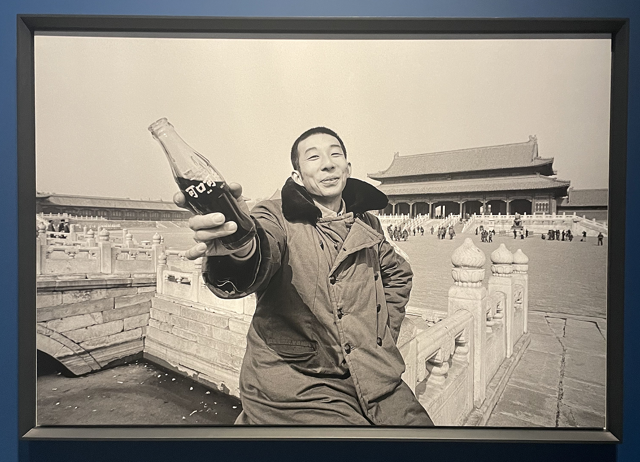 他拍到尼克松给记者送啤酒，还有戈尔巴乔夫的惊世演讲