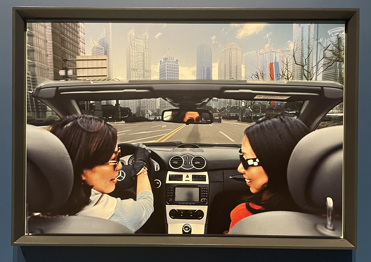 他拍到尼克松给记者送啤酒，还有戈尔巴乔夫的惊世演讲