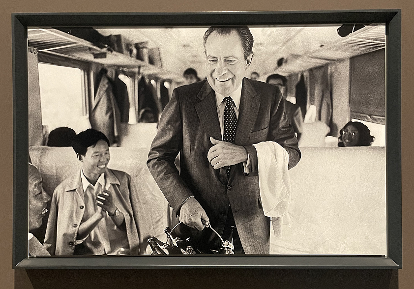 他拍到尼克松给记者送啤酒，还有戈尔巴乔夫的惊世演讲