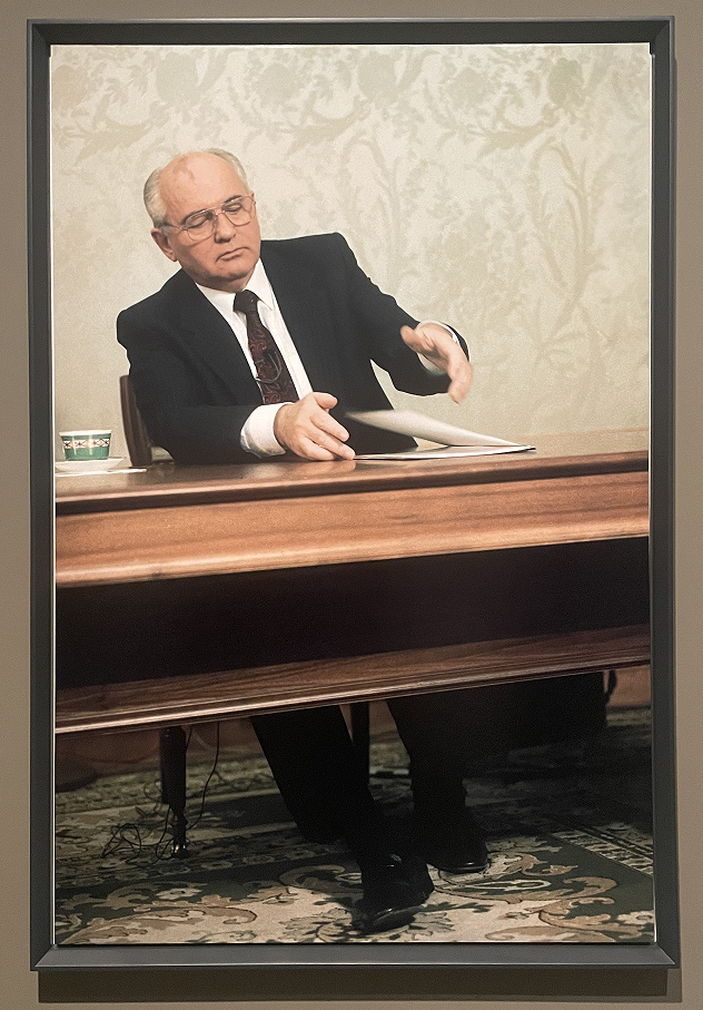 他拍到尼克松给记者送啤酒，还有戈尔巴乔夫的惊世演讲