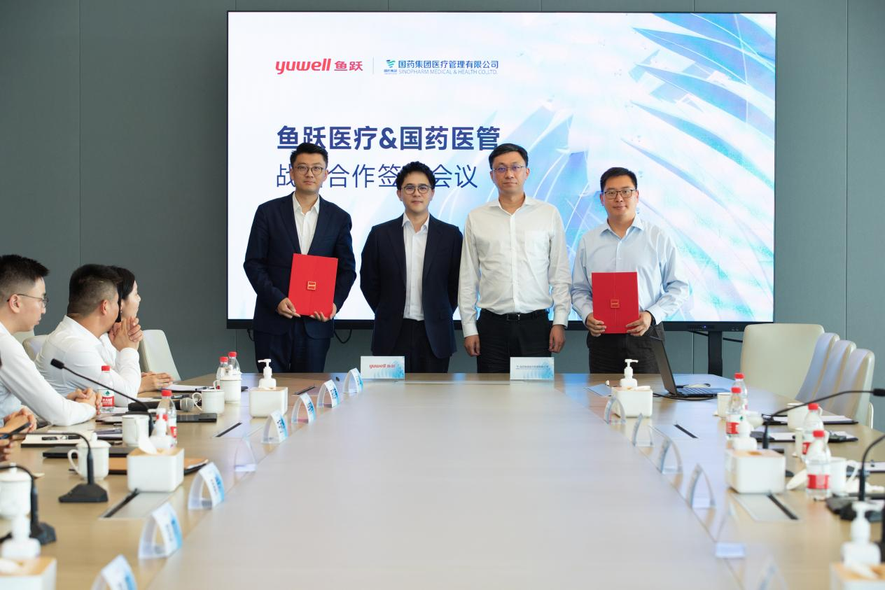 (战略合作签约现场图)