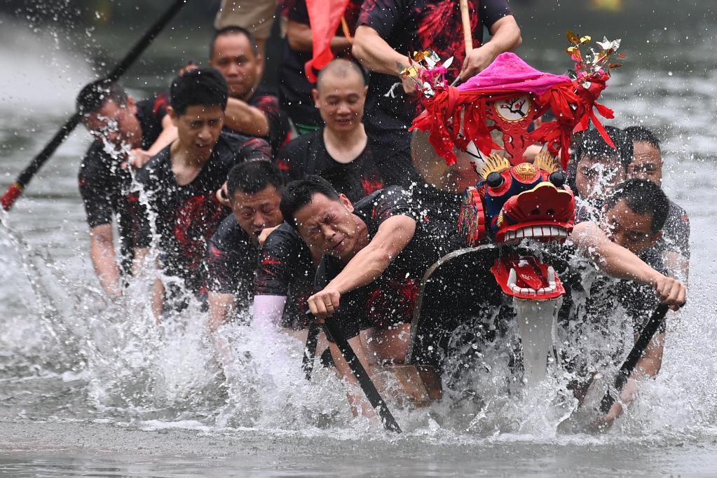 6月22日，村民在杭州西溪國家濕地公園的蔣村龍舟勝會上划龍舟。新華社記者黃宗治攝