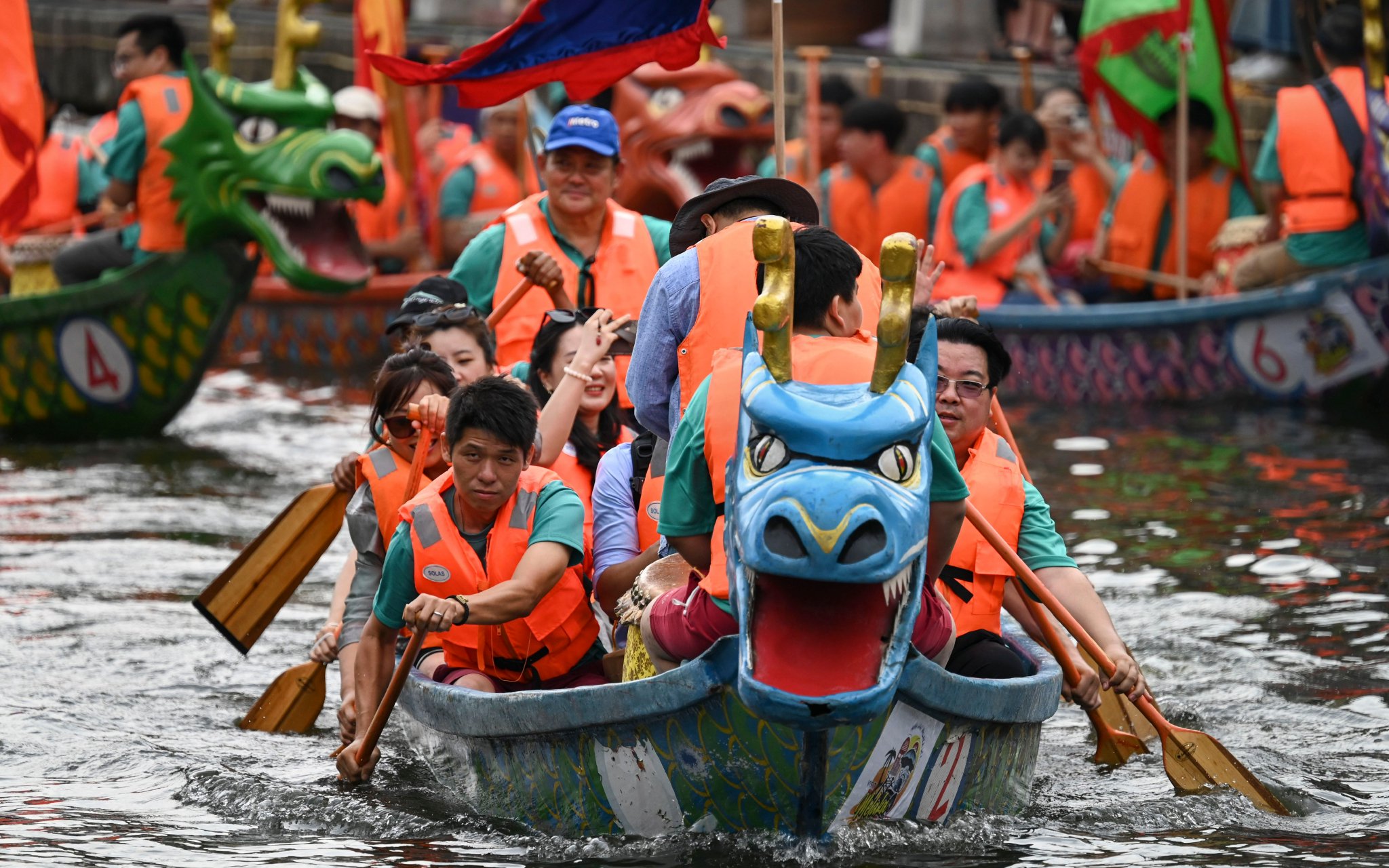 ▲6月18日，人們在馬來西亞馬六甲參加遊龍舟活動。圖/新華社
