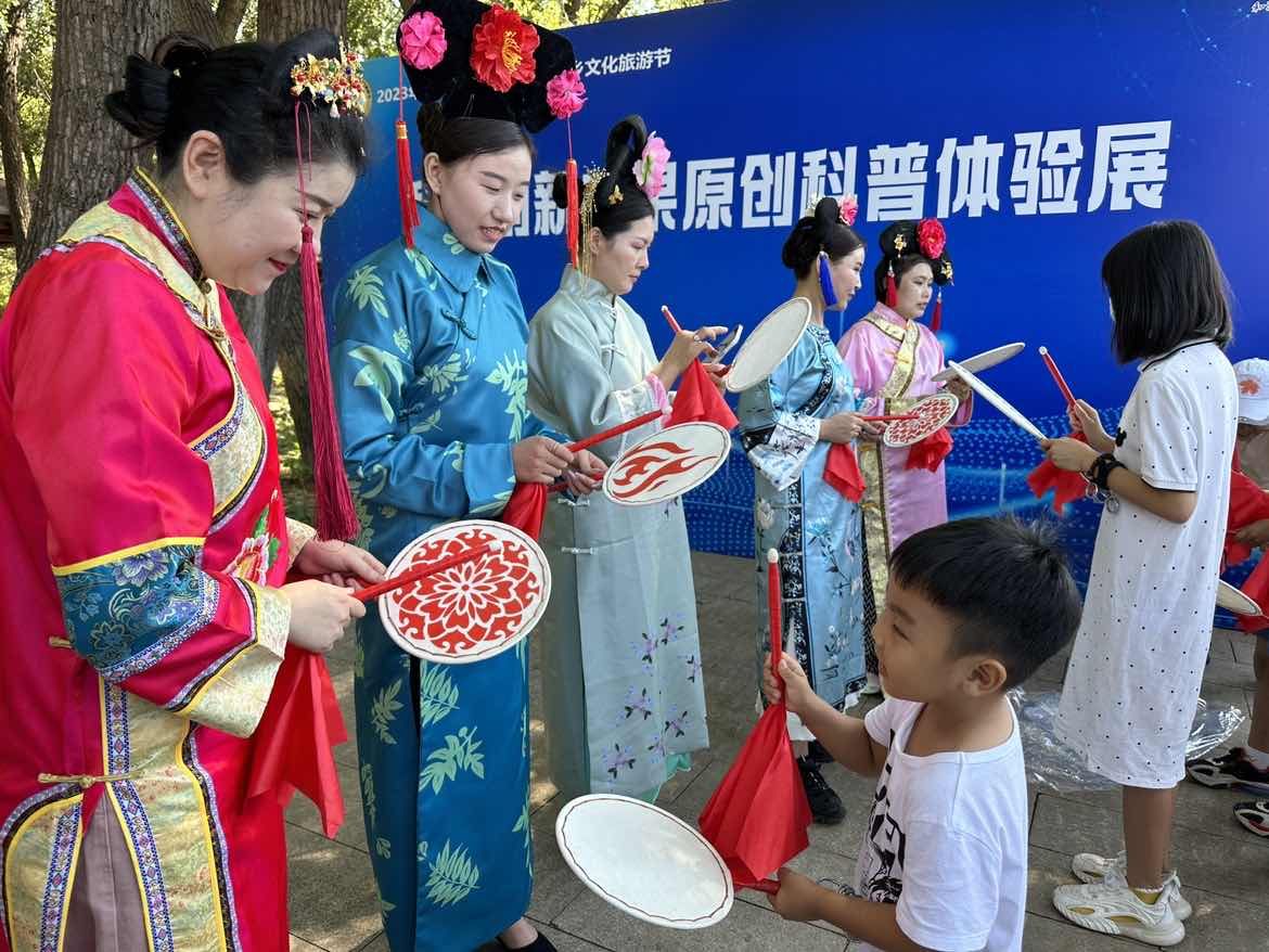 第十八屆京韻滿鄉文化旅遊節湯河口鎮現場，有滿族服飾和滿族舞蹈表演。新京報記者 王巍 攝