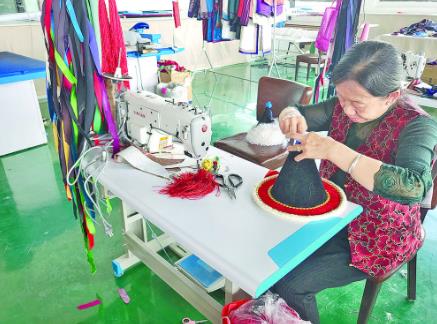 都兰县电商服务中心内,入驻企业员工正在赶制订单。