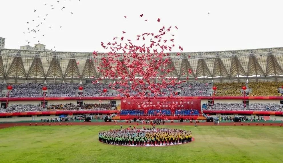 6月12日上午，第二十三屆中國·盱眙國際龍蝦節開幕式暨“都梁放歌”大型群眾文化活動在縣奧體中心舉行。 盱眙發佈 圖