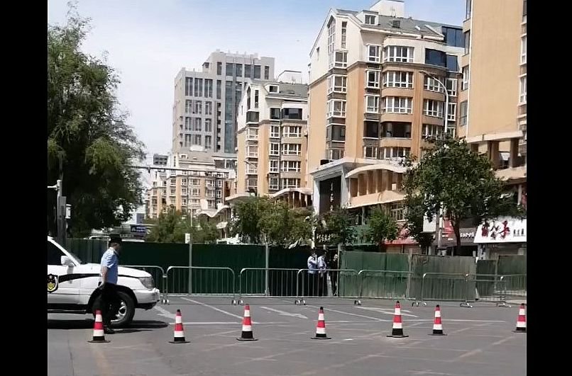 6月22日,银川市民族南街富洋烧烤店发生爆炸后,路段已实施交通管制。受访人供图