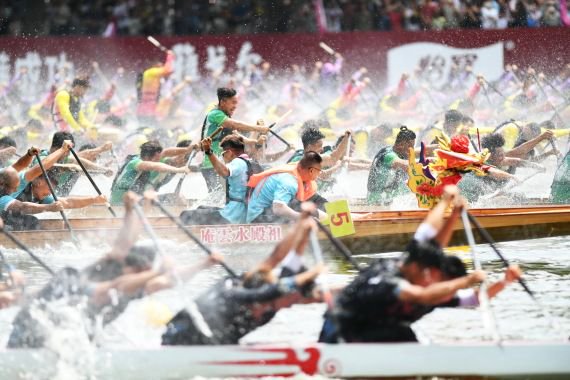 6月22日，2023年中華龍舟大賽在福州海峽國際會展中心浦下河龍舟池舉行，選手們在比賽中競逐。  新華社 圖