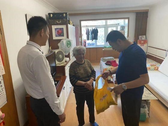 (走进社区慰问老人)