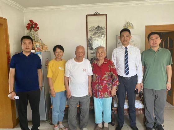 (马南里社区主任张继明与我爱我家党员骨干深入社区看望老人)