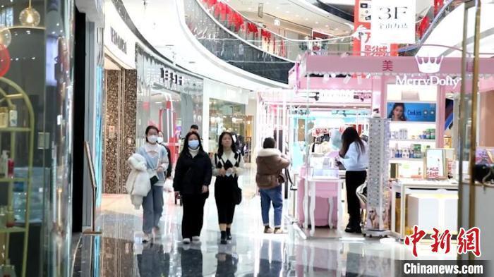资料图:市民在逛店。 张践 摄