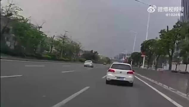 白色比亚迪和出租车开斗气车，一不小心追尾了一辆劳斯莱斯幻影！