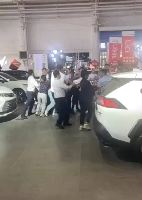 抢夺客户大打出手，两个4S店还是两大帮派？