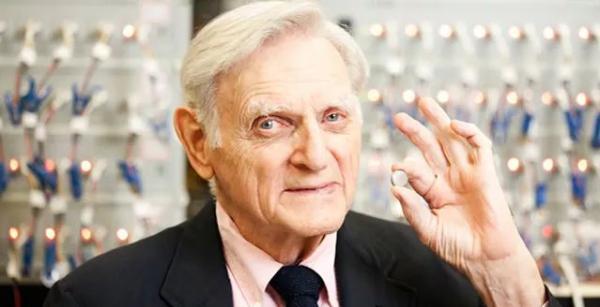 锂离子电池之父、诺贝尔化学奖得主约翰·古迪纳夫逝世，享年100岁