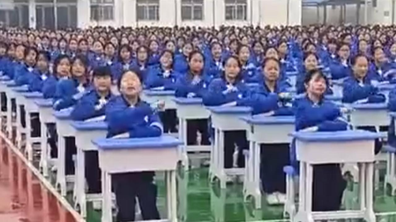 网传宁陵县初级中学组织学生表演“千人桌面操”迎接领导视察，引网友质疑：对身体健康有好处？|中学|表演_新浪新闻