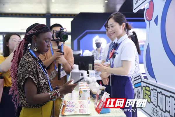 非洲友人近距离体验。