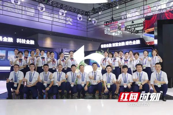 交通银行安排了100位志愿者,为展馆嘉宾、市民提供流动服务。