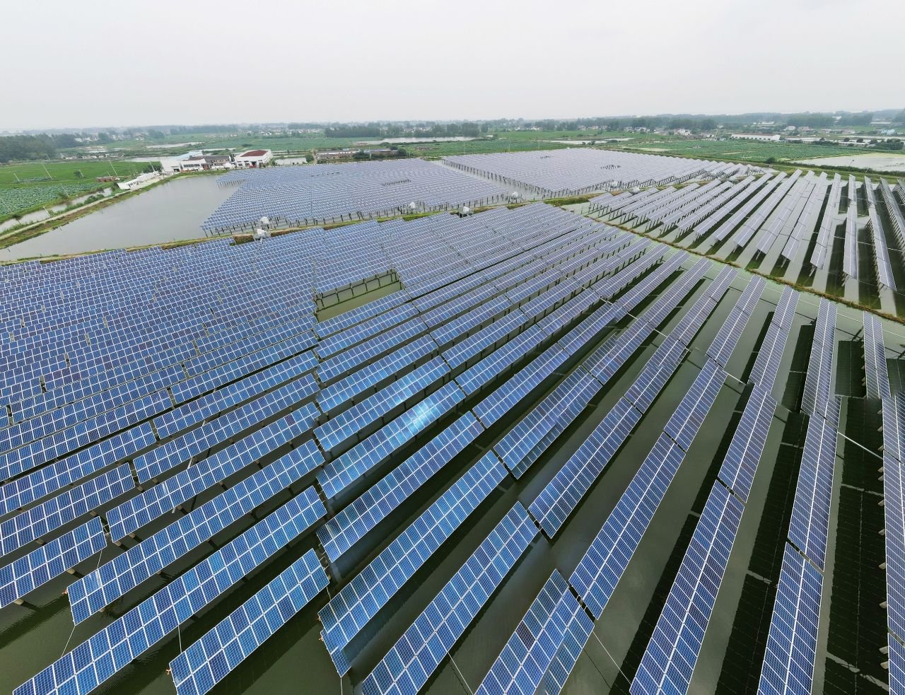 光伏产能过剩、组件跌价近8成,为何还有企业要扩产?