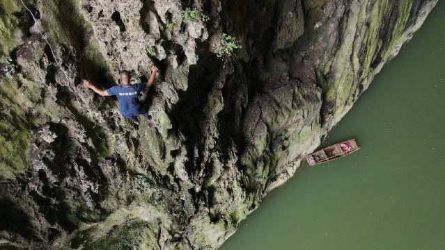 在贵州的悬崖峭壁上拍到身怀绝技的“蜘蛛人”……