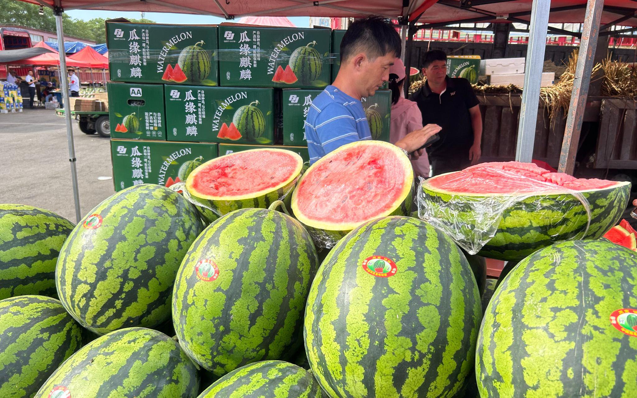 儘管部分產地的西瓜開始退市，但仍然是新發地市場水果的銷量「冠軍」。新京報記者 陳琳 攝