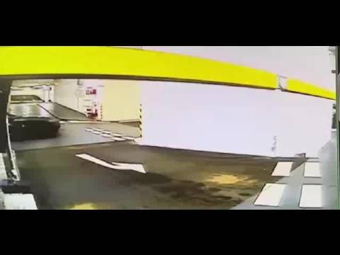 迷之操作！开跑车这位是逃停车费吗？