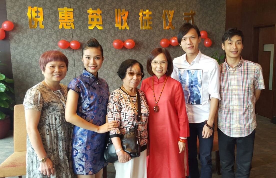 林颖施（左二）拜粤剧名家倪惠英（右三）为师