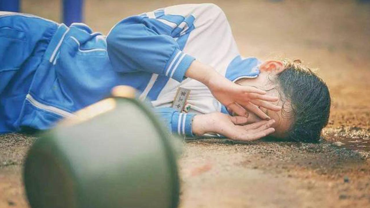 女生遭8名未成年男女殴打逼迫脱衣服，官方：其中2人已被刑拘_新浪新闻