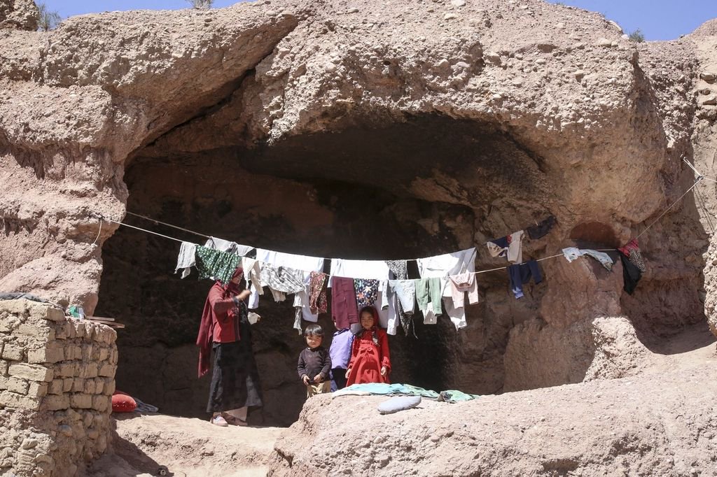 當地時間2023年5月9日，阿富汗巴米揚的人們住在山洞里，他們面臨著幹旱、饑餓、疾病和營養不良。