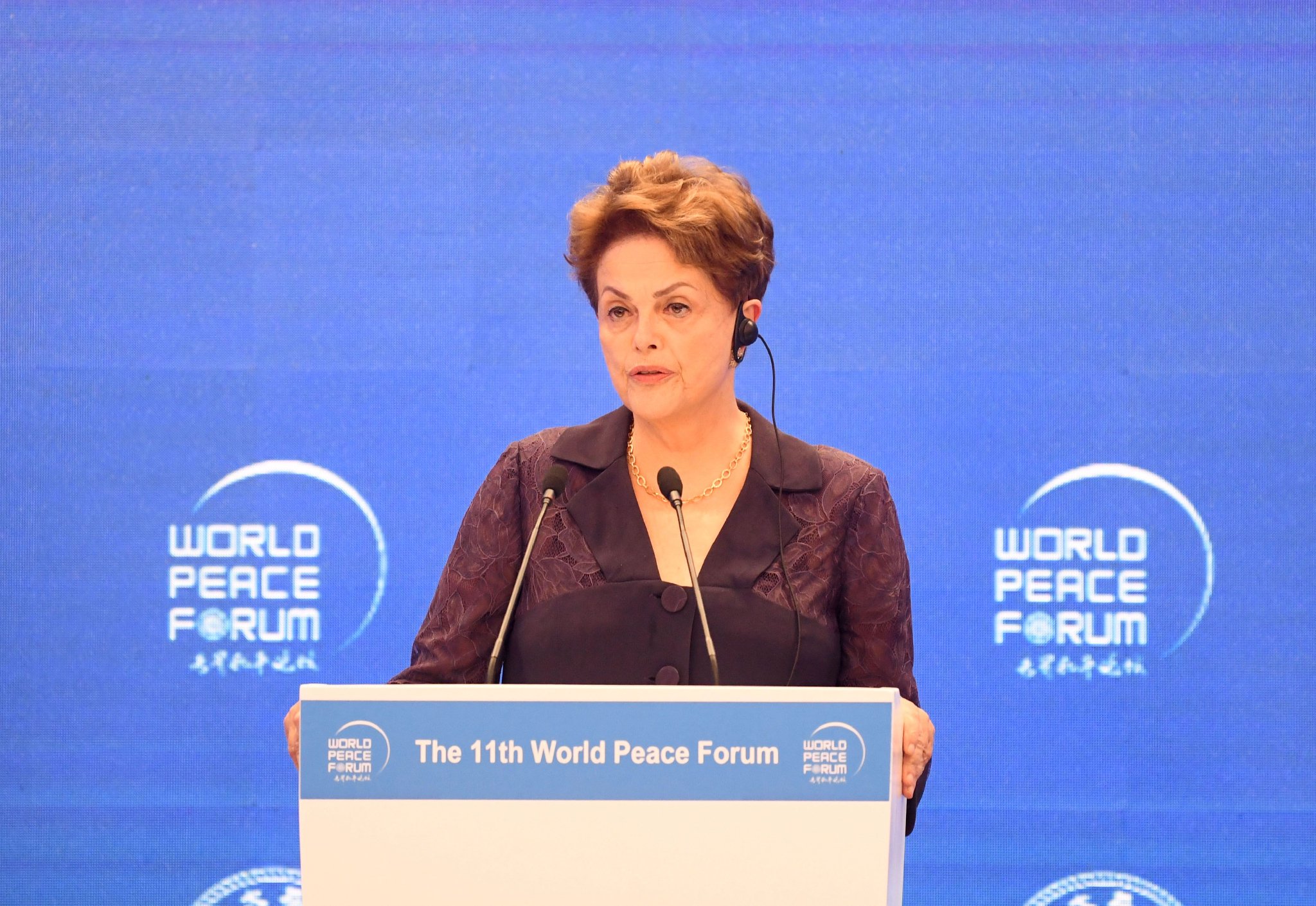 7月2日，新开发银行行长、巴西前总统罗塞夫在清华大学主办的第十一届世界和平论坛上作大会发言。  