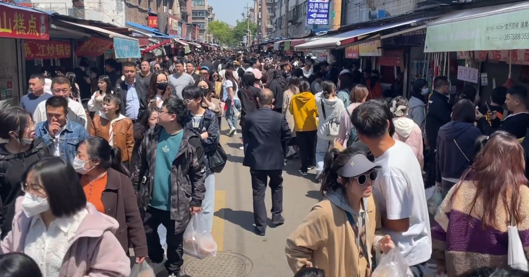 淄博烧烤为啥火了记者探访现场 4fd2-ed2e939edafde28a43df3a3fc212456d.png