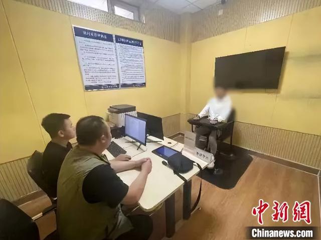 图为王某讲述被骗经历。于知峰供图