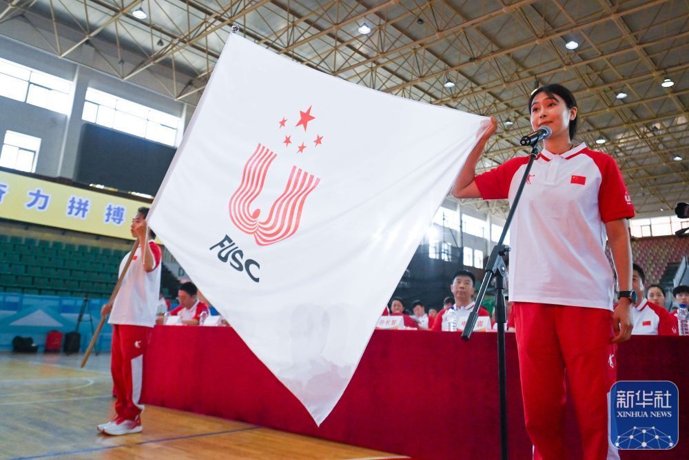 教练员代表张雨涵（右）在成立大会上宣誓。 新华社记者 颜麟蕴 摄