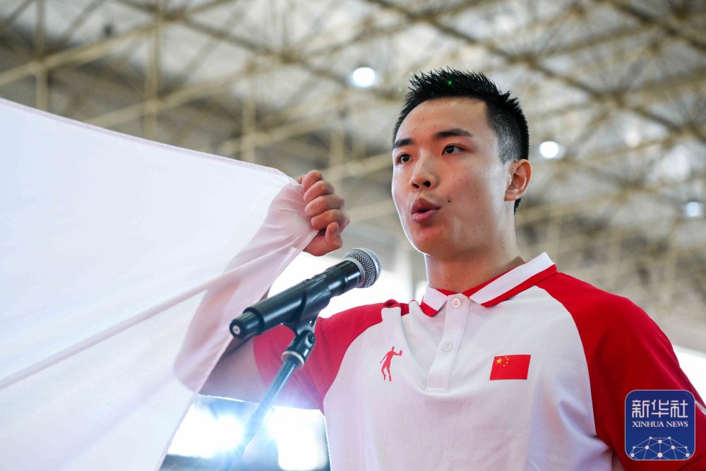运动员代表曹茂园在成立大会上宣誓。 新华社记者 颜麟蕴 摄