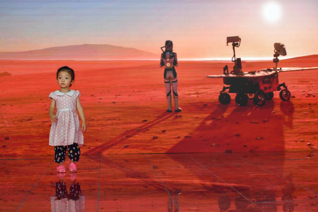 7月12日,小朋友在中国新媒体技术展上进行航天元宇宙沉浸式体验。新华社记者 陈泽国 摄