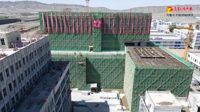 7月12日,乌鲁木齐城投高科技智能制造产业园项目商业区酒店顺利封顶。通讯员汪金摄