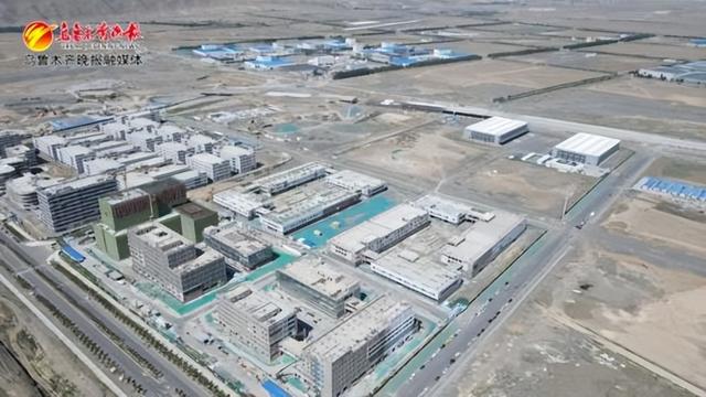 7月12日,乌鲁木齐城投高科技智能制造产业园项目商业区酒店顺利封顶。通讯员汪金摄