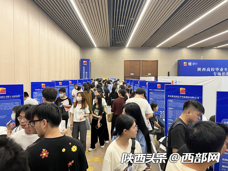 招聘会现场,前来咨询的求职学生络绎不绝。